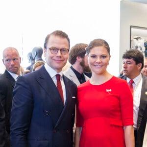 La princesse héritière Victoria de Suède, enceinte et vêtue d'une robe Séraphine, et le prince Daniel effectuaient le premier jour de leur visite officielle au Pérou à Lima, le 19 octobre 2015.