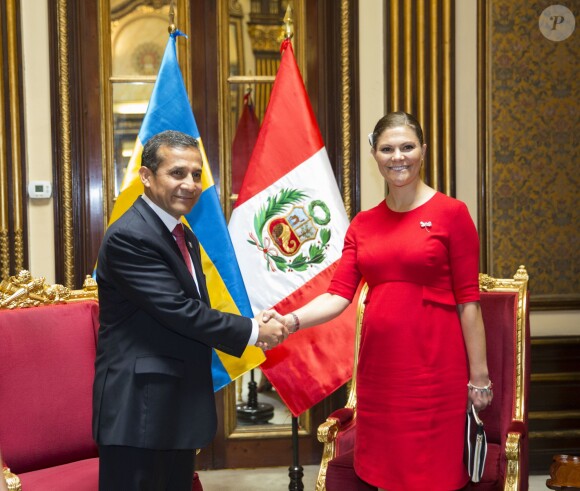 La princesse Victoria de Suède, enceinte et vêtue d'une robe Séraphine, et le prince Daniel ont été reçus par le président Ollanta Humala et sa femme Nadine Heredia au palais présidentiel à Lima, au Pérou, le 19 octobre 2015 dans le cadre de leur visite officielle.