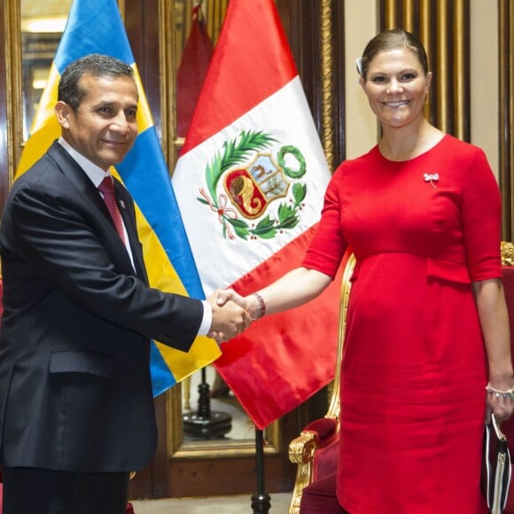 La princesse Victoria de Suède, enceinte et vêtue d'une robe Séraphine, et le prince Daniel ont été reçus par le président Ollanta Humala et sa femme Nadine Heredia au palais présidentiel à Lima, au Pérou, le 19 octobre 2015 dans le cadre de leur visite officielle.