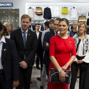 La princesse héritière Victoria de Suède, enceinte et vêtue d'une robe Séraphine, et le prince Daniel effectuaient le premier jour de leur visite officielle au Pérou à Lima, le 19 octobre 2015.