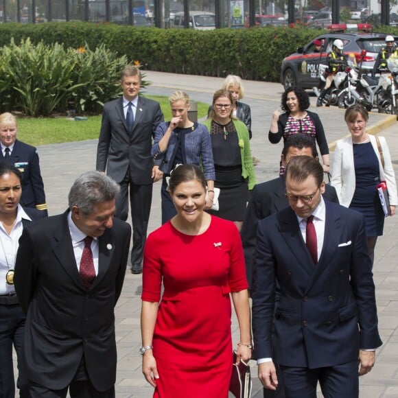 La princesse héritière Victoria de Suède, enceinte et vêtue d'une robe Séraphine, et le prince Daniel effectuaient le premier jour de leur visite officielle au Pérou à Lima, le 19 octobre 2015.