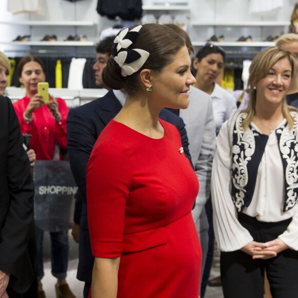 La princesse héritière Victoria de Suède, enceinte et vêtue d'une robe Séraphine, et le prince Daniel effectuaient le premier jour de leur visite officielle au Pérou à Lima, le 19 octobre 2015.