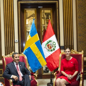 La princesse Victoria de Suède, enceinte et vêtue d'une robe Séraphine, et le prince Daniel ont été reçus par le président Ollanta Humala et sa femme Nadine Heredia au palais présidentiel à Lima, au Pérou, le 19 octobre 2015 dans le cadre de leur visite officielle.