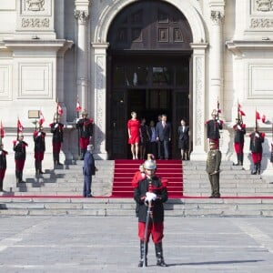 La princesse Victoria de Suède, enceinte et vêtue d'une robe Séraphine, et le prince Daniel ont été reçus par le président Ollanta Humala et sa femme Nadine Heredia au palais présidentiel à Lima, au Pérou, le 19 octobre 2015 dans le cadre de leur visite officielle.