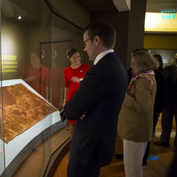 La princesse héritière Victoria de Suède, enceinte et vêtue d'une robe Séraphine, et le prince Daniel effectuaient le premier jour de leur visite officielle au Pérou à Lima, le 19 octobre 2015.