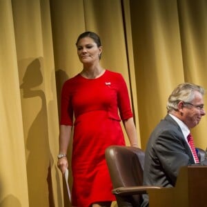 La princesse héritière Victoria de Suède, enceinte et vêtue d'une robe Séraphine, et le prince Daniel effectuaient le premier jour de leur visite officielle au Pérou à Lima, le 19 octobre 2015.