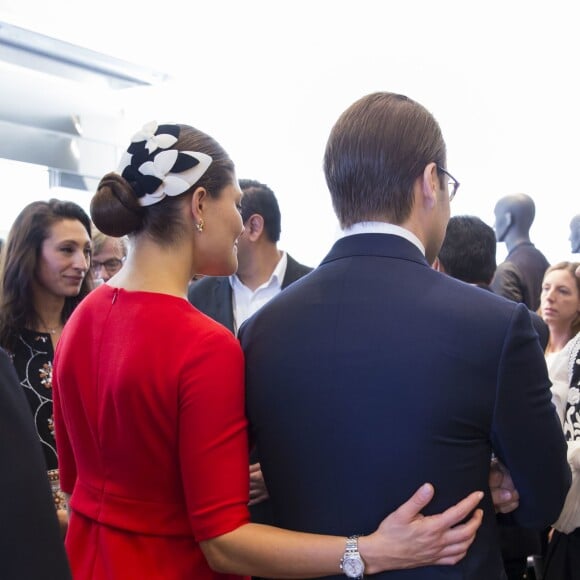 La princesse héritière Victoria de Suède, enceinte et vêtue d'une robe Séraphine, et le prince Daniel effectuaient le premier jour de leur visite officielle au Pérou à Lima, le 19 octobre 2015.