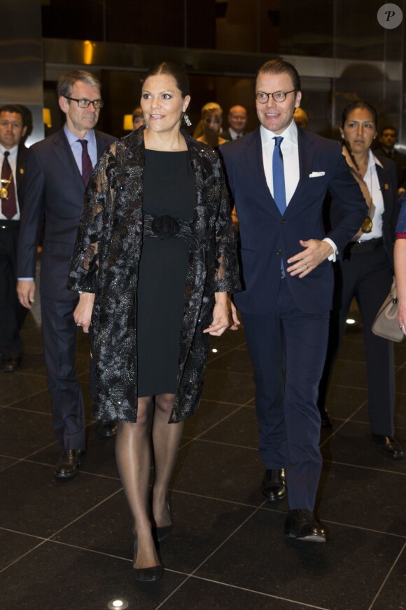 La princesse Victoria de Suède, enceinte, et le prince Daniel de Suède ont pris part à une réception au consulat de Suède à Lima au Pérou le 19 octobre 2015.