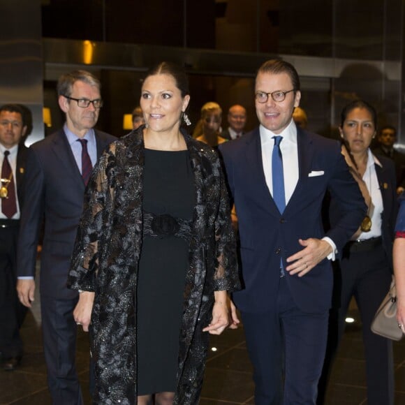 La princesse Victoria de Suède, enceinte, et le prince Daniel de Suède ont pris part à une réception au consulat de Suède à Lima au Pérou le 19 octobre 2015.