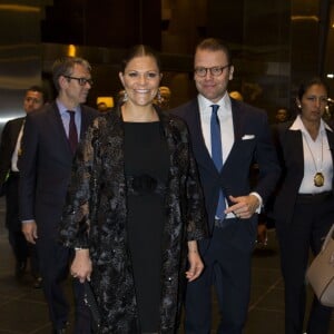 La princesse Victoria de Suède, enceinte, et le prince Daniel de Suède ont pris part à une réception au consulat de Suède à Lima au Pérou le 19 octobre 2015.