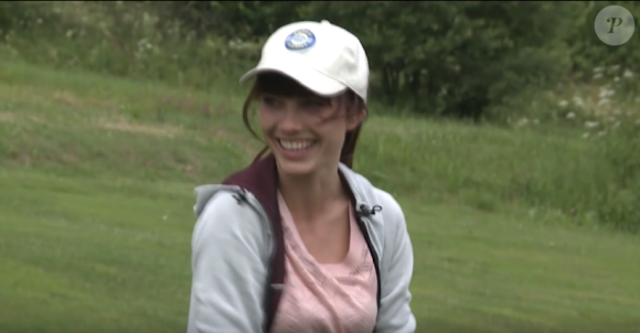Ena Kadić joue au golf / image extraite d'une vidéo postée sur Youtube par le compte officiel du comité Miss Autriche.