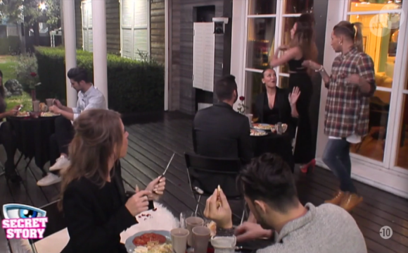 Les couples dînent aux chandelles, dans la quotidienne de Secret Story 9 sur NT1, le mercredi 21 octobre 2015.