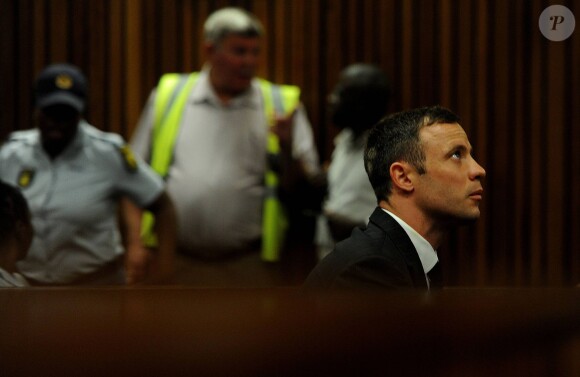 Oscar Pistorius le 13 octobre 2014 dans le box des accusés au tribunal de Pretoria