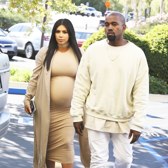 Kim Kardashian, enceinte, et son mari Kanye West arrivent au Cinépolis, lieu de la fête d'anniversaire surprise de Kim. Thousand Oaks, le 21 octobre 2015.
