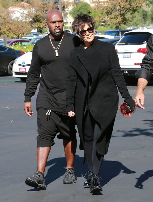 Kris Jenner et son compagnon Corey Gamble arrivent au Cinépolis, lieu de la fête d'anniversaire surprise de Kim. Thousand Oaks, le 21 octobre 2015.