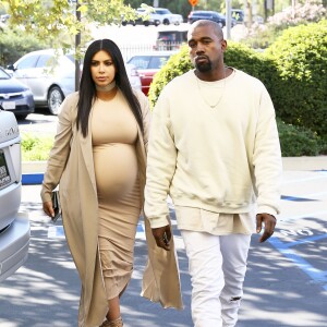 Kim Kardashian, enceinte, et son mari Kanye West arrivent au Cinépolis, lieu de la fête d'anniversaire surprise de Kim. Thousand Oaks, le 21 octobre 2015.