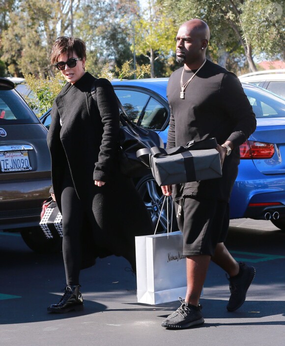 Kris Jenner et son compagnon Corey Gamble arrivent au Cinépolis, lieu de la fête d'anniversaire surprise de Kim. Thousand Oaks, le 21 octobre 2015.
