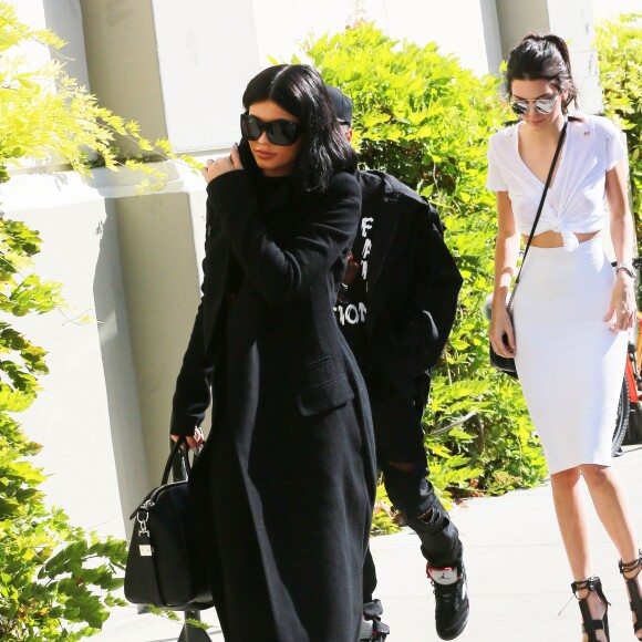 Kendall, Kylie Jenner et Tyga arrivent au Cinépolis, lieu de la fête d'anniversaire surprise de Kim Kardashian. Thousand Oaks, le 21 octobre 2015.