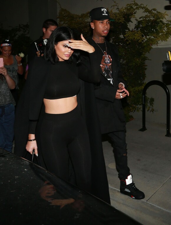 Kylie Jenner et Tyga quittent le Cinépolis à l'issue de la fête d'anniversaire surprise de Kim Kardashian. Thousand Oaks, le 21 octobre 2015.