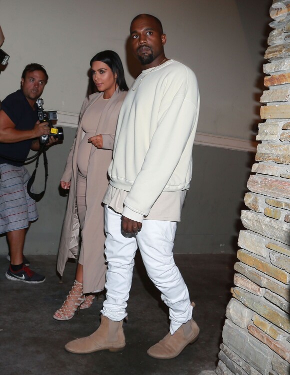 Kim Kardashian, enceinte, et son mari Kanye West quittent le Cinépolis à l'issue de la fête d'anniversaire surprise de la star de télé-réalité. Thousand Oaks, le 21 octobre 2015.