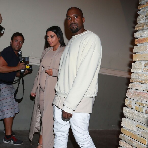 Kim Kardashian, enceinte, et son mari Kanye West quittent le Cinépolis à l'issue de la fête d'anniversaire surprise de la star de télé-réalité. Thousand Oaks, le 21 octobre 2015.