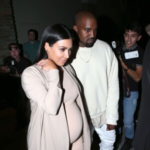 Kim Kardashian, enceinte, et son mari Kanye West quittent le Cinépolis à l'issue de la fête d'anniversaire surprise de la star de télé-réalité. Thousand Oaks, le 21 octobre 2015.