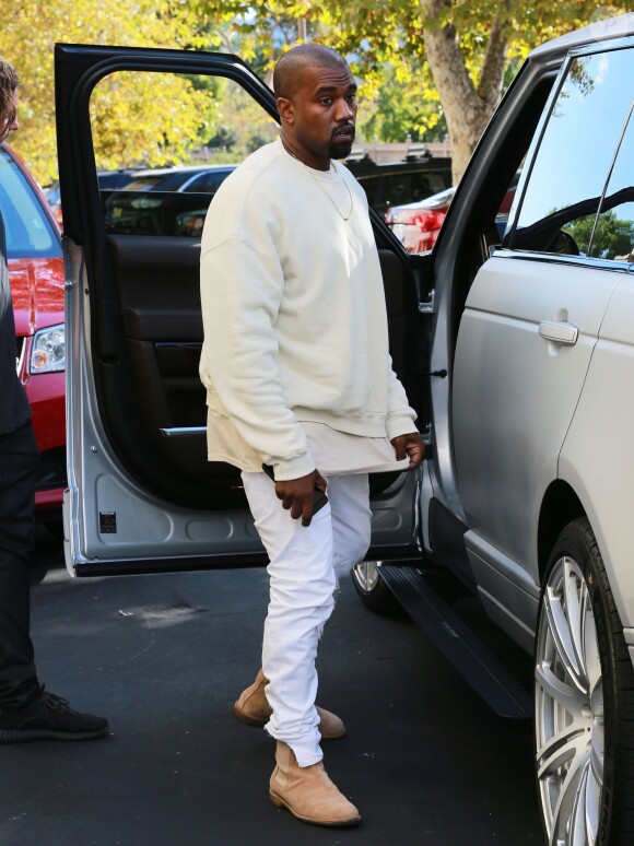 Kanye West arrive au Cinepolis, lieu de la fête d'anniversaire surprise de Kim. Thousand Oaks, le 21 octobre 2015.