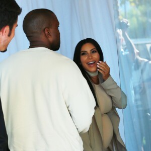 Kim Kardashian, enceinte et surprise par son mari Kanye West, organisateur de sa fête d'anniversaire surprise au Cinépolis. Thousand Oaks, le 21 octobre 2015.