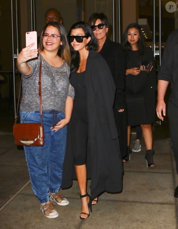 Kourtney Kardashian quitte le Cinépolis à l'issue de la fête d'anniversaire surprise de Kim Kardashian. Thousand Oaks, le 21 octobre 2015.