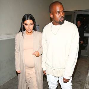 Kim Kardashian, enceinte, quitte le Cinépolis avec Kanye West à l'issue de sa fête d'anniversaire. Thousand Oaks, le 21 octobre 2015.