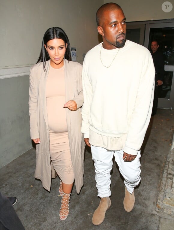 Kim Kardashian, enceinte, quitte le Cinépolis avec Kanye West à l'issue de sa fête d'anniversaire. Thousand Oaks, le 21 octobre 2015.