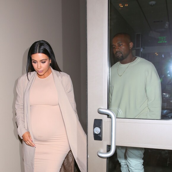 Kim Kardashian, enceinte, quitte le Cinépolis avec Kanye West à l'issue de sa fête d'anniversaire. Thousand Oaks, le 21 octobre 2015.