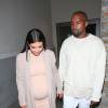Kim Kardashian, enceinte, quitte le Cinépolis avec Kanye West à l'issue de sa fête d'anniversaire. Thousand Oaks, le 21 octobre 2015.