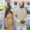 Kim Kardashian, enceinte et accompagnée de son mari Kanye West, arrive au Cinépolis, lieu de sa fête d'anniversaire surprise. Thousand Oaks, le 21 octobre 2015.