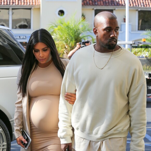 Kim Kardashian, enceinte et accompagnée de son mari Kanye West, arrive au Cinépolis, lieu de sa fête d'anniversaire surprise. Thousand Oaks, le 21 octobre 2015.