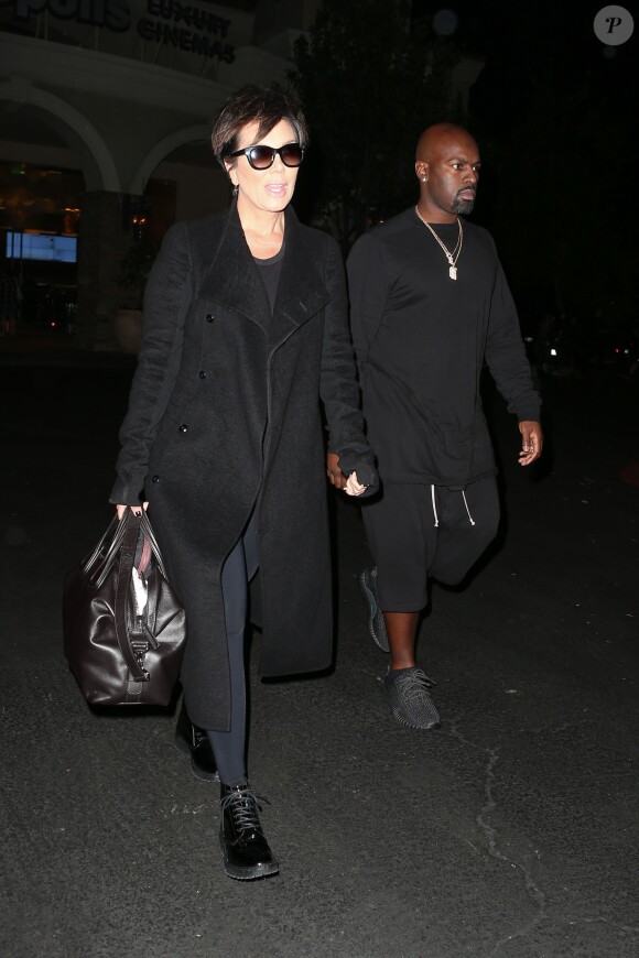 Kris Jenner et Corey Gamble quittent le Cinépolis à l'issue de la fête d'anniversaire surprise de Kim Kardashian. Thousand Oaks, le 21 octobre 2015.