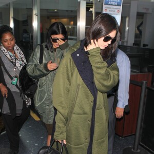 Les soeurs Kylie et Kendall Jenner arrivent à l'aéroport LAX à Los Angeles en provenance de New York, où elles ont assisté au défilé de la collection Balmain x H&M et au concert TIDAL X: 10/20. Los Angeles, le 21 octobre 2015.