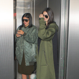 Les soeurs Kylie et Kendall Jenner arrivent à l'aéroport LAX à Los Angeles en provenance de New York, où elles ont assisté au défilé de la collection Balmain x H&M et au concert TIDAL X: 10/20. Los Angeles, le 21 octobre 2015.