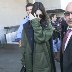 Les soeurs Kylie et Kendall Jenner arrivent à l'aéroport LAX à Los Angeles en provenance de New York, où elles ont assisté au défilé de la collection Balmain x H&M et au concert TIDAL X: 10/20. Los Angeles, le 21 octobre 2015.