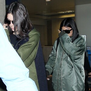 Les soeurs Kylie et Kendall Jenner arrivent à l'aéroport LAX à Los Angeles en provenance de New York, où elles ont assisté au défilé de la collection Balmain x H&M et au concert TIDAL X: 10/20. Los Angeles, le 21 octobre 2015.