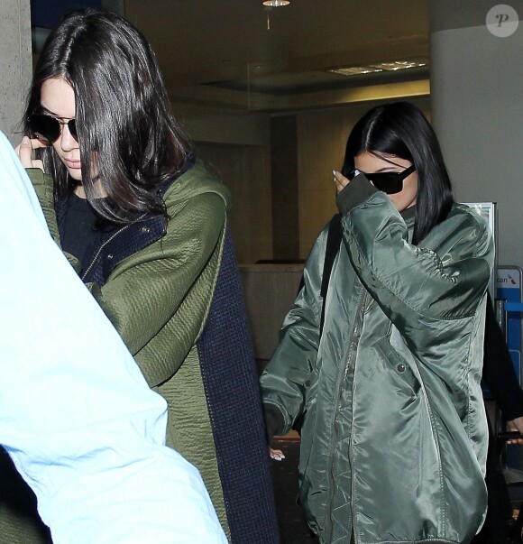 Les soeurs Kylie et Kendall Jenner arrivent à l'aéroport LAX à Los Angeles en provenance de New York, où elles ont assisté au défilé de la collection Balmain x H&M et au concert TIDAL X: 10/20. Los Angeles, le 21 octobre 2015.