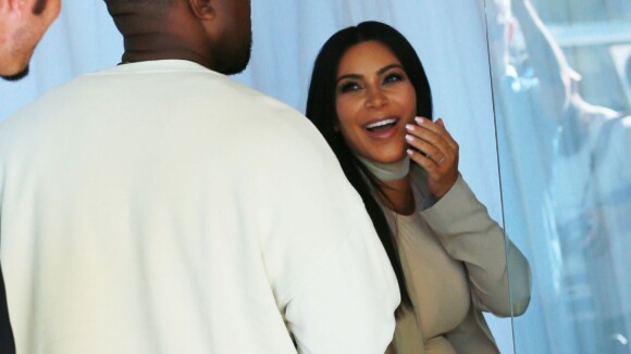 Kim Kardashian, enceinte et surprise par son mari Kanye West, organisateur de sa fête d'anniversaire surprise au Cinépolis. Thousand Oaks, le 21 octobre 2015.