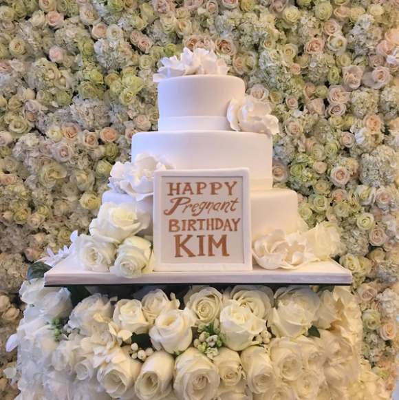 Le gâteau d'anniversaire de Kim Kardashian (35 ans), enceinte, au Cinépolis. Thousand Oaks, le 21 octobre 2015.