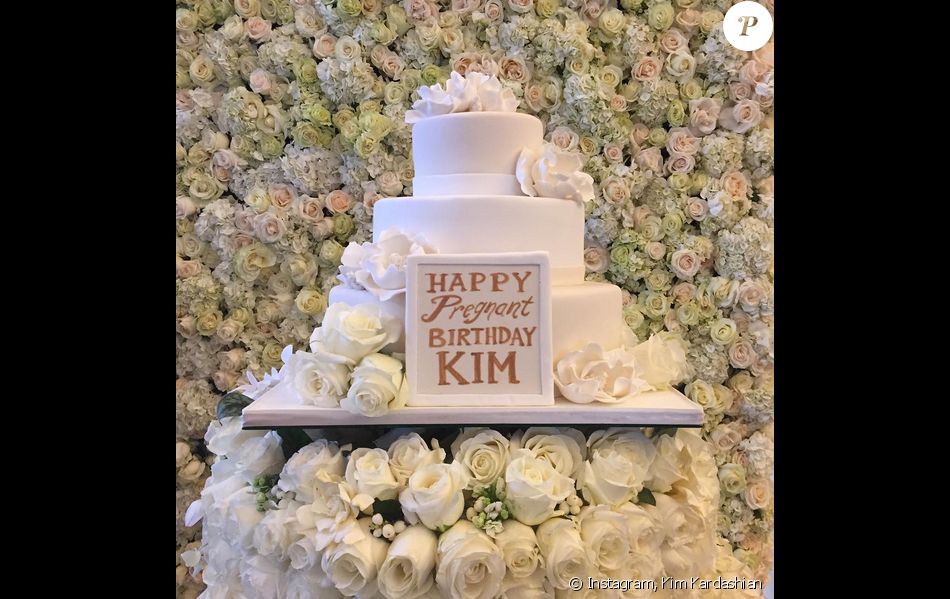 Le Gateau D Anniversaire De Kim Kardashian 35 Ans Enceinte Au Cinepolis Thousand Oaks Le 21 Octobre 15 Purepeople