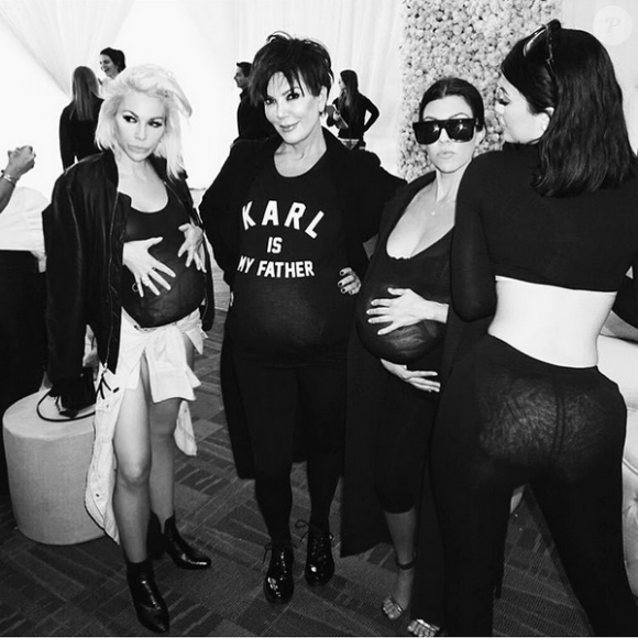 Joyce Bonelli, Kris Jenner, Kourtney Kardashian et Kylie Jenner, inspirées par Kim et ses rondeurs lors de son anniversaire surprise (35 ans) au Cinépolis. Thousand Oaks, le 21 octobre 2015.