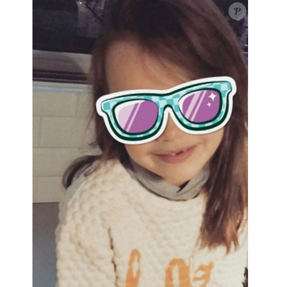 Ava (5 ans), fille de la belle Alexandra Rosenfeld. Octobre 2015. L'enfant est cette fois-ci cachée derrière des lunettes de soleil.