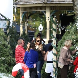 Mariah Carey sur le tournage de son nouveau film "A Christmas Melody" avec Lacey Chabert à Cincinnati dans l'Ohio, le 8 octobre 2015.