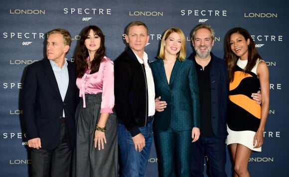 Christoph Waltz, Monica Bellucci, Daniel Craig, Léa Seydoux, Sam Mendes et Naomie Harris au photocall de Spectre, Corinthia Hotel, Londres, le 22 octobre 2015.