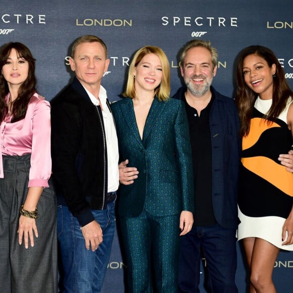 Christoph Waltz, Monica Bellucci, Daniel Craig, Léa Seydoux, Sam Mendes et Naomie Harris au photocall de Spectre, Corinthia Hotel, Londres, le 22 octobre 2015.