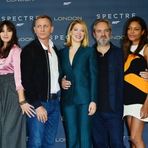 Christoph Waltz, Monica Bellucci, Daniel Craig, Léa Seydoux, Sam Mendes et Naomie Harris - Photocall du film "James Bond - Spectre" à l'hôtel Corinthia à Londres le 22 octobre 2015.